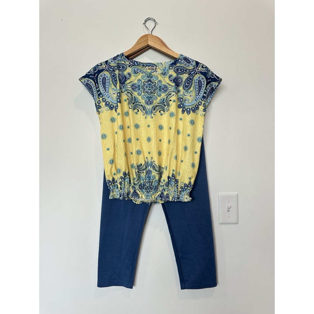 One World Womens XS Yellow Blue Paisley Short Sleeved Shirt and Capri Pant Set
